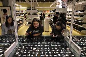 当年轻人走进二手市场：“买二手是年轻人更聪明的选择”